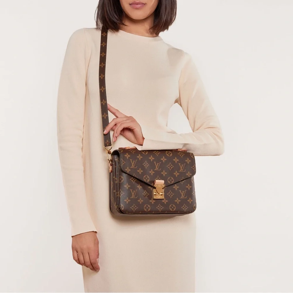 Like New! LV LOUIS VUITTON Monogram Pochette Metis Comes with Tags